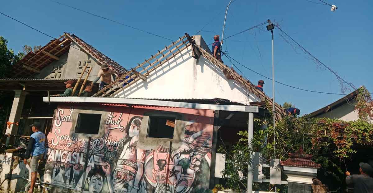 Perbaikan rumah yang rusak usai diterjang angin kencang di Kabupaten Kediri. Foto: Ist