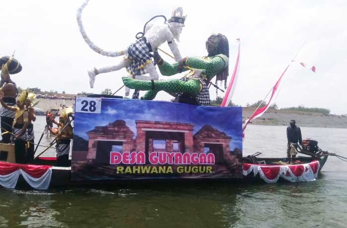 Salah satu peserta festival perahu hias menampilkan mitologi 