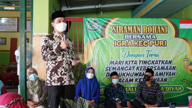 H. Muhammad Al-Barra (Gus Barra) saat memberikan sambutan di depan para guru, Minggu (25/4). foto: Rochmat Saiful Aris/ BANGSAONLINE.com