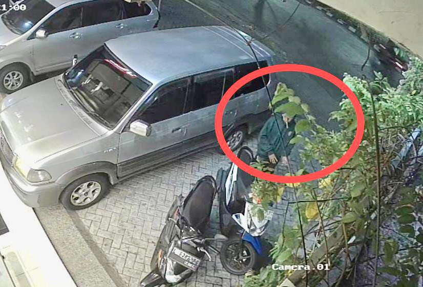 Tangkapan layar CCTV saat pelaku menggasak motor korban