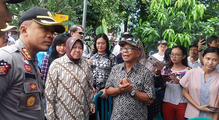 Wali Kota Surabaya Risma didampingi Kapolrestabes Surabaya Kombes Pol Rudi Setiawan saat meninjau salah satu TPS.