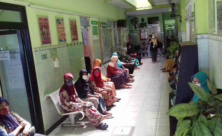 Para pasien Puskesmas Jati saat mengikuti doa bersama.