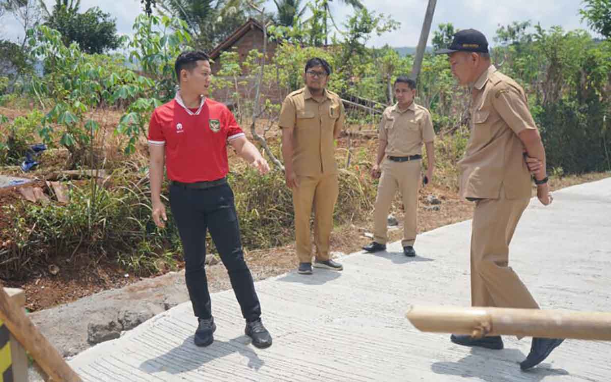 Bupati Trenggalek, Moch. Nur Arifin, saat meninjau pembangunan jalan di Kecamatan Pule.