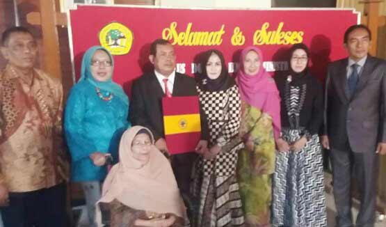 BANGGA: Dr H Emir Firdaus ST MM pose bersama keluarganya usai meraih gelar doktor di Untag Surabaya, Kamis (16/2) lalu. foto: istimewa 