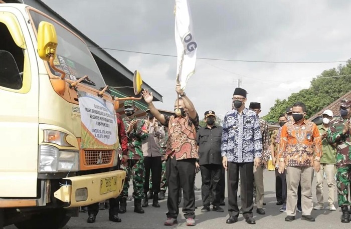 Bupati Hendy saat memberangkatkan bansos dari Kemensos.