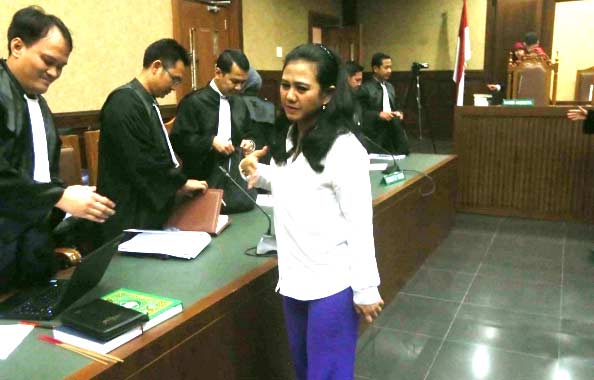 Terdakwa penerima suap proyek jalan Ambon-Maluku, Damayanti Wisnu Putranti bersalaman dengan tim penuntut umum seusai menjalani sidang vonis di Pengadilan Tipikor, Jakarta, Senin (26/9).