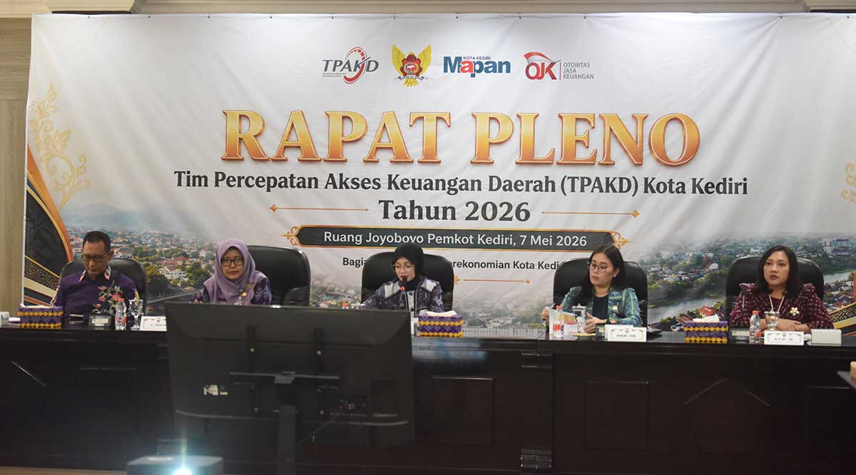 Wali Kota Kediri (tengah) saat pemaparan.