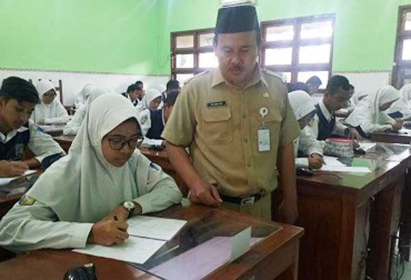 Kepala Sekolah SMPN 1 saat meninjau UNBK.