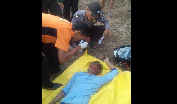 Korban saat diidentifikasi petugas kepolisian. (ft:soewandito/BANGSAONLINE)