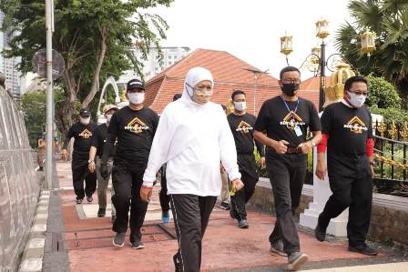 Gubernur Jawa Timur Khofifah Indar Parawansa saat jalan pagi di lingkungan Gedung Negara Grahadi Surabaya, Jumat (1/5/2020). foto: ist./ bangsaonline.com