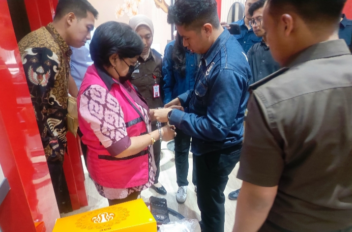 Tersangka saat diborgol oleh anggota Kejari