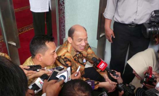 Archandra Tahar ketika di Istana dan dimintai keterangan wartawan.