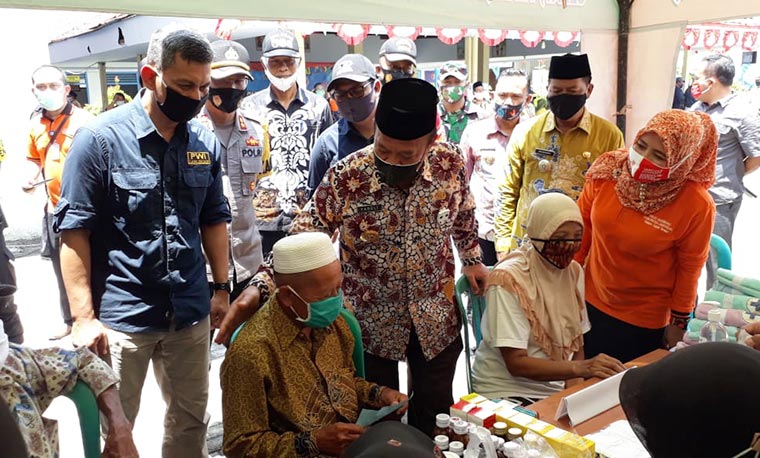 Bupati Fadeli didampingi Ketua PWI Bachtiar Febrianto, melihat warga saat periksa kesehatan.