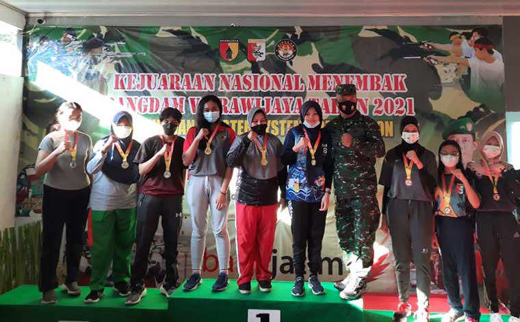 Para juara Kejurnas Menembak Piala Pangdam V/Brawijaya Tahun 2021 saat menerima medali.