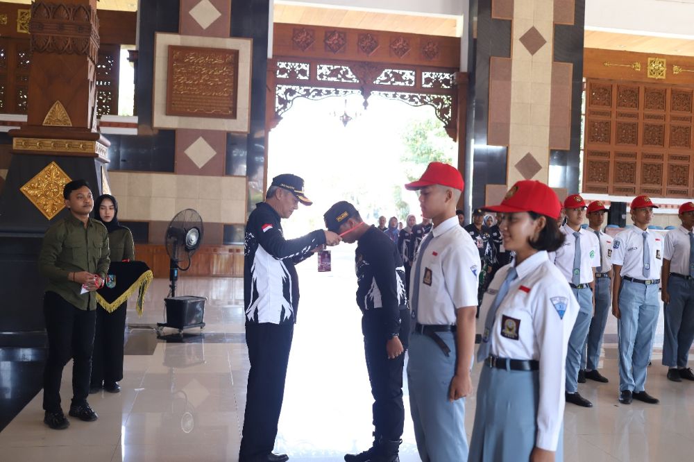 Wabup Tuban, Joko Sarwono saat mengalungkan id card kepada peserta calon paskibraka.