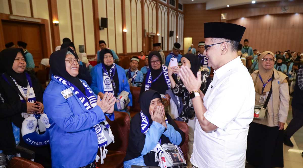 Menhaj Gus Irfan ketika menyambut para jamaah kloter pertama di Pondok Gede, Jakarta Timur. Foto: MCH 2026