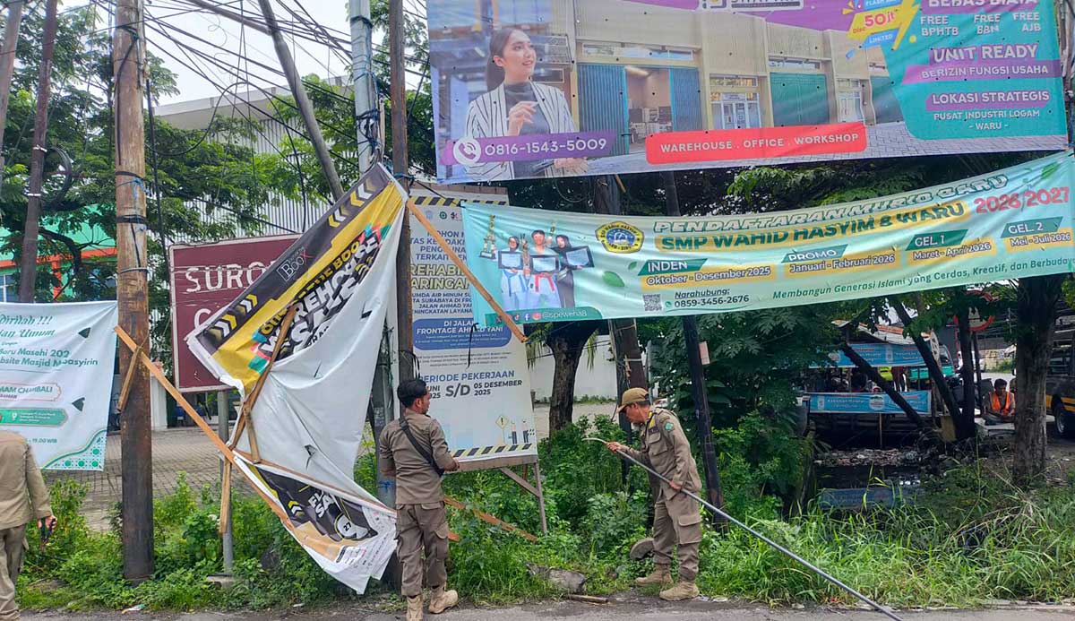 Penertiban reklame bermasalah di Sidoarjo.