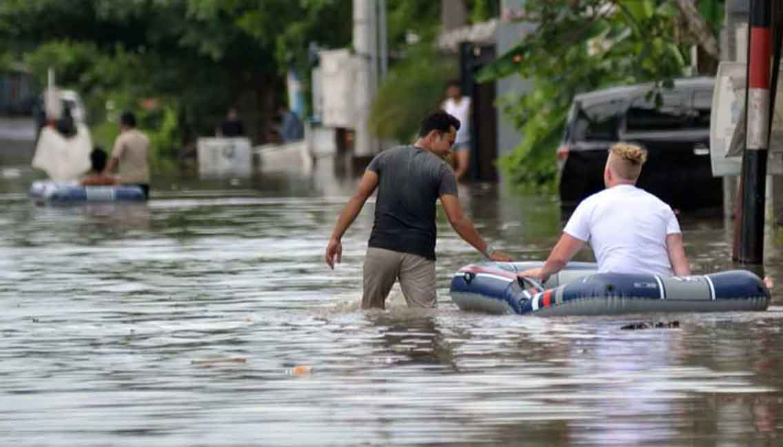 Warga saat melakukan evakuasi akibat banjir di Bali. Foto: Ist