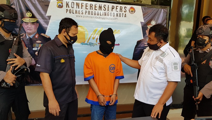 Kasatreskrim Polres Probolinggo Kota saat merilis tersangka pencurian HP di rumah seorang takmir masjid.