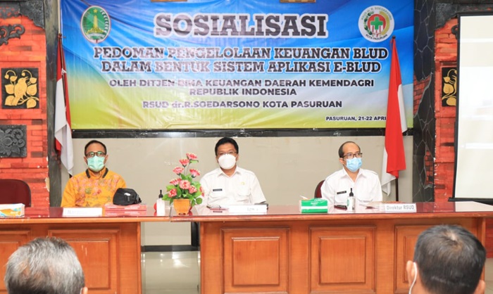 Plt. Asisten Pemerintahan Kota Pasuruan Kokoh Arie Hidayat dan Direktur RSUD dr. R. Soedarsono, Burhan saat sosialisasi.