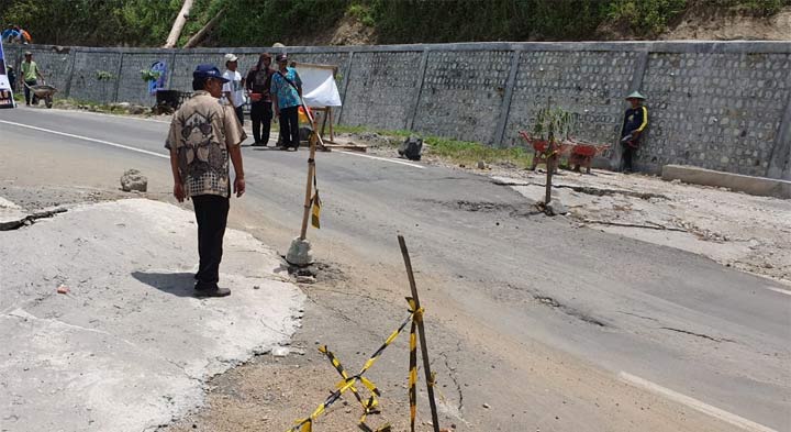 Kondisi jalan di Km 226 Kecamatan Slahung, Kabupaten Ponorogo.