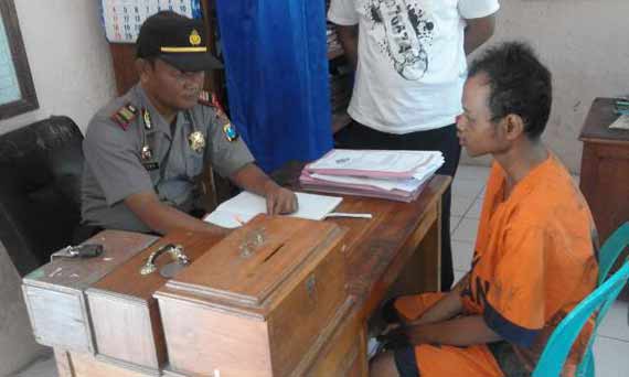 Tersangka spesialis maling kotak amal saat diperiksa di Mapolsek Widodaren. foto: zainal abidin/BANGSAONLINE