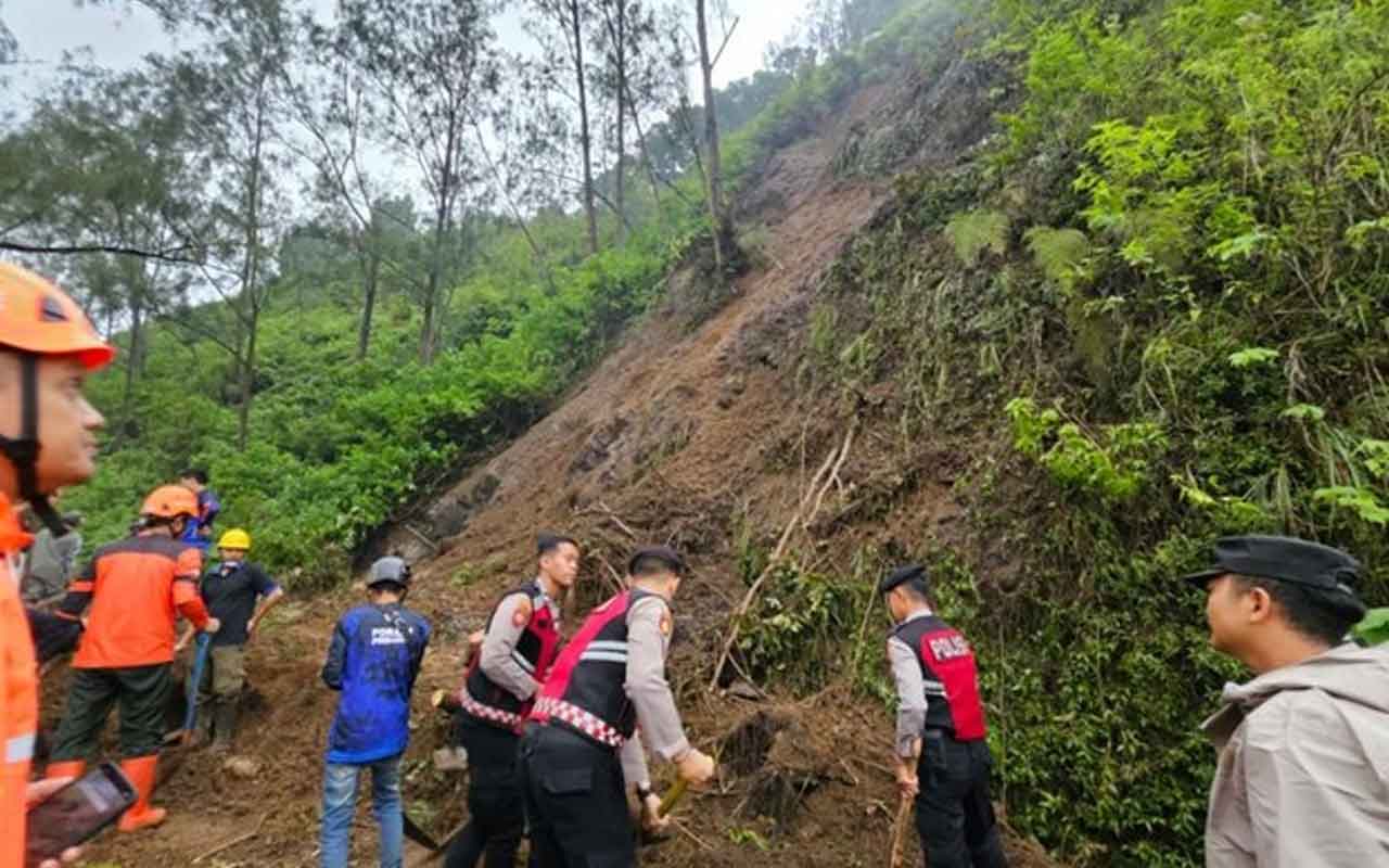 Pembersihan material di Jalur Pacet-Cangar oleh personel gabungan. Foto: Ist.