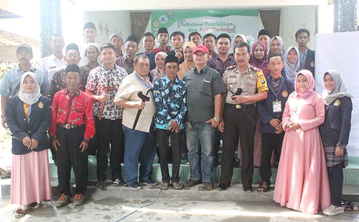 Kepala Desa Bandung Mudhar, SPd (pakai batik, tengah), Satriyono (kiri Kades), Kapolsek Konang AKP Hamid, SH (kanan, kedua dari Kades), para Mahasiswa UTM, Tokoh Masyarakat, Tokoh Agama, dan para Pemuda Desa Bandung saat foto bersama.
