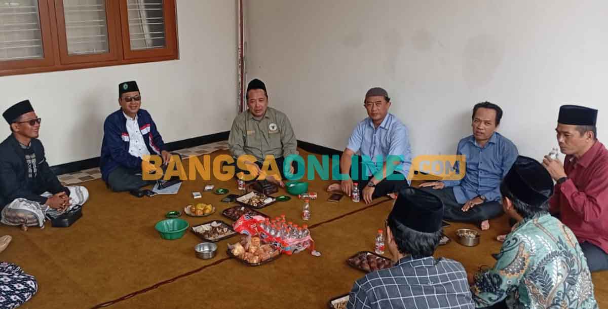 Pengurus BWI Kabupaten Probolinggo saat menggelar rapat koordinasi dalam rangka optimalisasi dan evaluasi program kerja. Foto: ANDI SIRAJUDIN/BANGSAONLINE