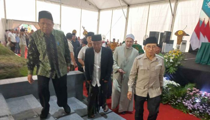 Menteri Kebudayaan Dr Fadli Zon didampingi Prof Dr KH Asep Saifuddin Chalim saat menghadiri acara wisuda Universitas KH Abdul Chalim di Pacet Mojokerto, Ahad (21/9/2025). Foto: Aris/bangsaonline