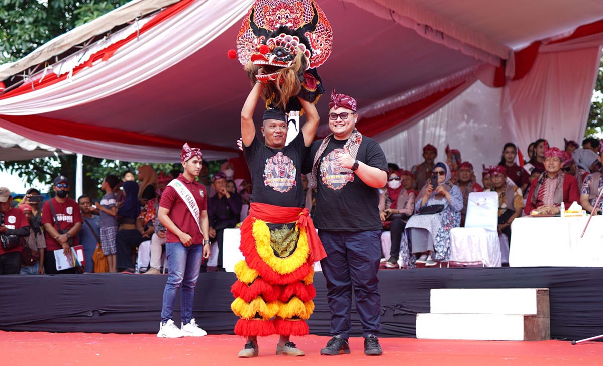 Bupati Kediri Hanindhito Himawan Pramana (kanan) bersama salah satu pembarong. Foto: Ist.