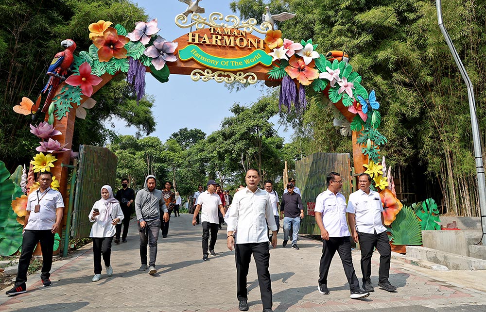 Wali Kota Surabaya Eri Cahyadi saat mengunjungi wisata Taman Harmoni.