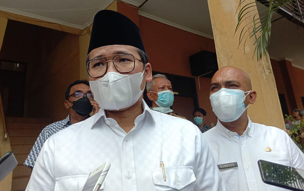 Bupati Bangkalan R. Abdul Latif Amin Imron usai meninjau pelaksanaan uji coba PTM di SMPN 1 Bangkalan, Senin (6/9/2021).