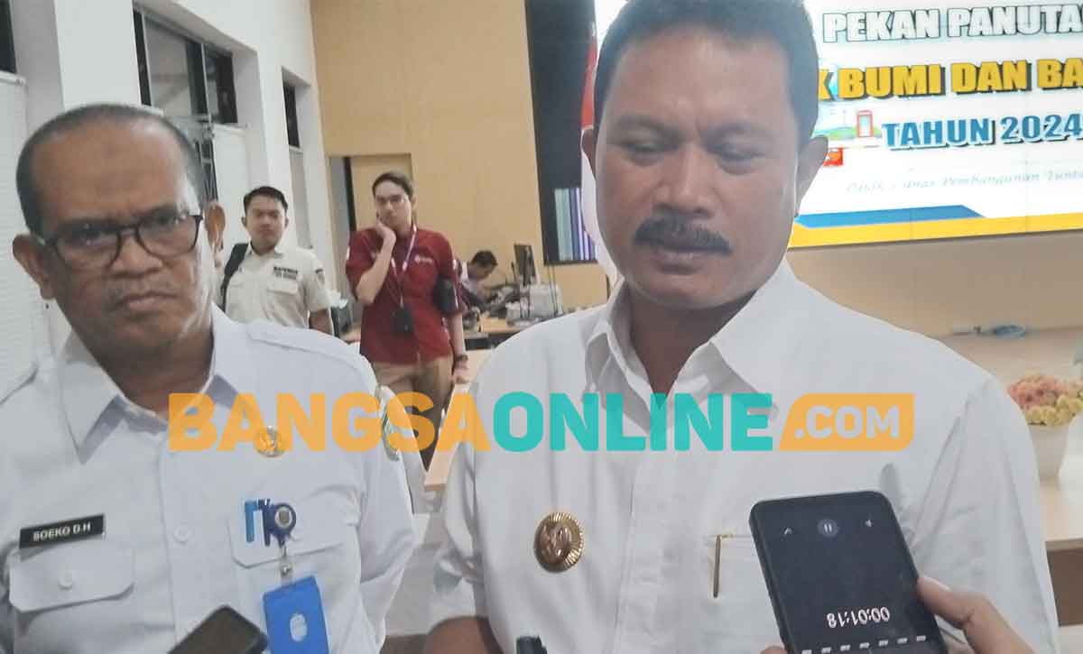 Wali Kota Madiun, Maidi, saat memberi keterangan ke awak media. Foto: HENDRO SUHARTONO/BANGSAONLINE