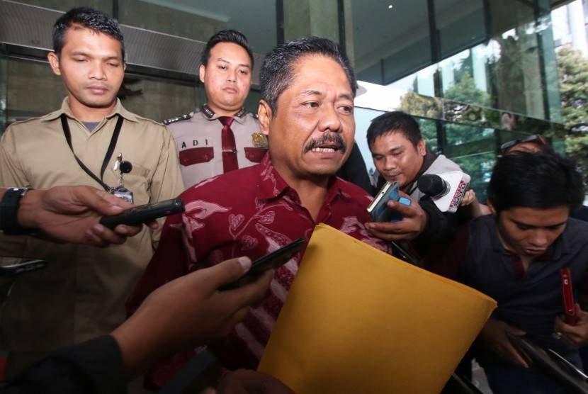Budi Supriyanto, Anggota Komisi X DPR dari Golkar, saat dimintai keterangan oleh media setelah diperiksa KPK. foto: republika