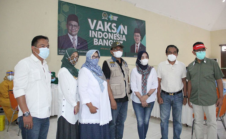 Gus Ali didampingi Ketua DPC PKB Kota Batu dan H. Subiyanto saat meninjau kegiatan vaksinasi. (foto: ist)