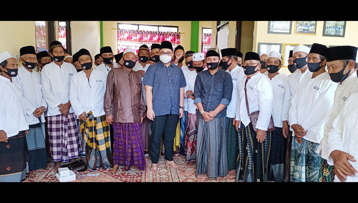 Cabup Kediri, Hanindhito Himawan Pramana, akrab disapa Dhito (masker putih) saat besilaturahmi dengan pengurus dan jamaah ITQON di Ponpes Sabilil Huda di Dusun Bukaan, Desa Keling, Kecamatan Kepung, Kabupaten Kediri. foto: MUJI HARJITA/ BANGSAONLINE