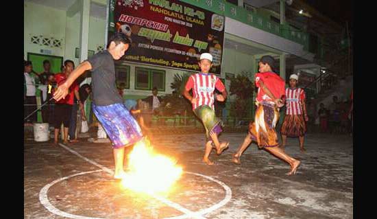 KICK OFF: Pertandingan perdana kompetisi sepak bola api digelar di halaman Kantor PCNU Magetan, Senin (4/4) malam. foto: dewi n.m/ BANGSAONLINE