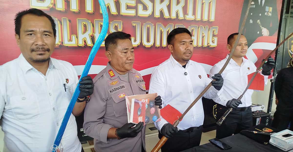 Kasatreskrim Polres Jombang, AKP Dimas Robin Alexander, saat tunjukkan barang bukti.