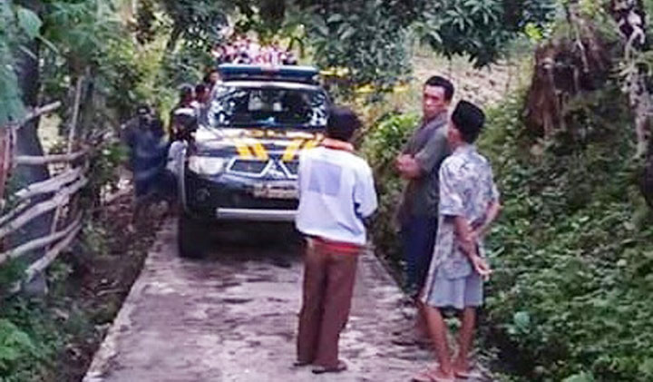 Polisi ketika melakukan olah TKP.