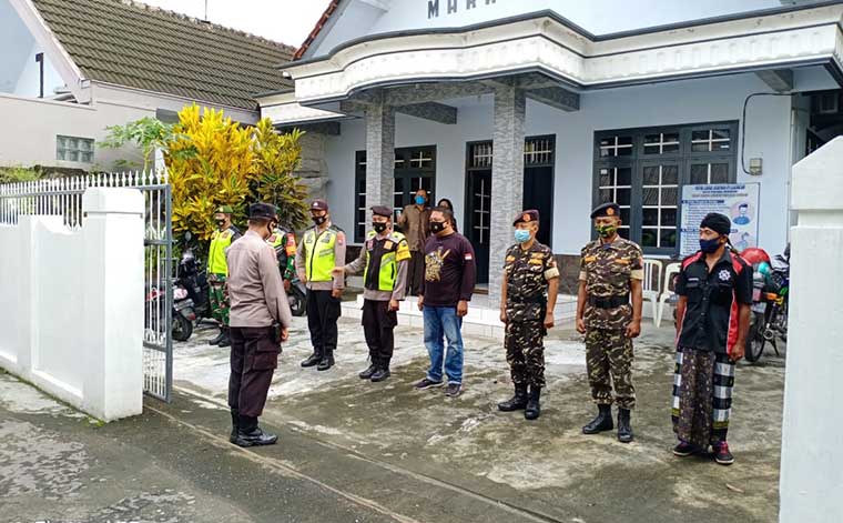 Apel pengamanan Jumat Agung yang diikuti personel Polres Blitar, Banser, dan Pecalang.