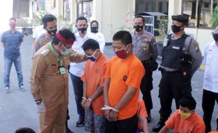 Wakil Bupati Nganjuk Marhaen Jumadi didampingi Kapolres AKBP Handoko Subiakto saat meminta keterangan kepada pelajar yang terjerat kasus Narkotika. foto: BAMBANG/ BANGSAONLINE