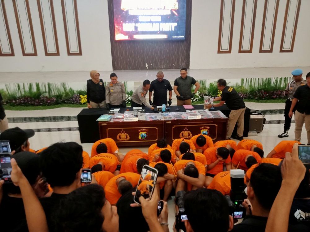 34 pria terlibat pesta seks gay yang dihadirkan di konferensi pers Polrestabes Surabaya
