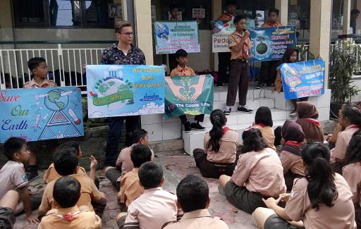 ORASI - Siswa SMP Al Muslim saat kampanye peduli ozon di depan siswa SDN Pucang 3 Sidoarjo, Jumat (16/9). foto: MUSTAIN/BANGSAONLINE