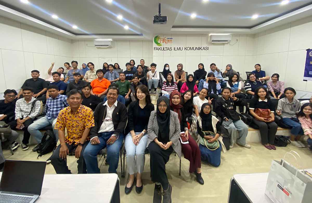 Para peserta dan narasumber dalam Studium Generale atau kuliah umum yang digelar Magister Ilmu Komunikasi Universitas Dr Soetomo.