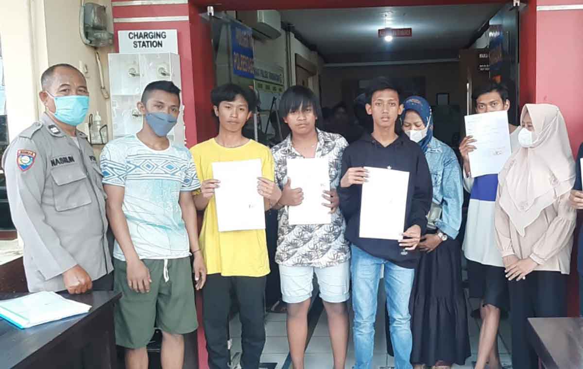 Petugas kepolisian amankan sejumlah pemuda saat menggelar operasi gabungan berskala besar di Surabaya.