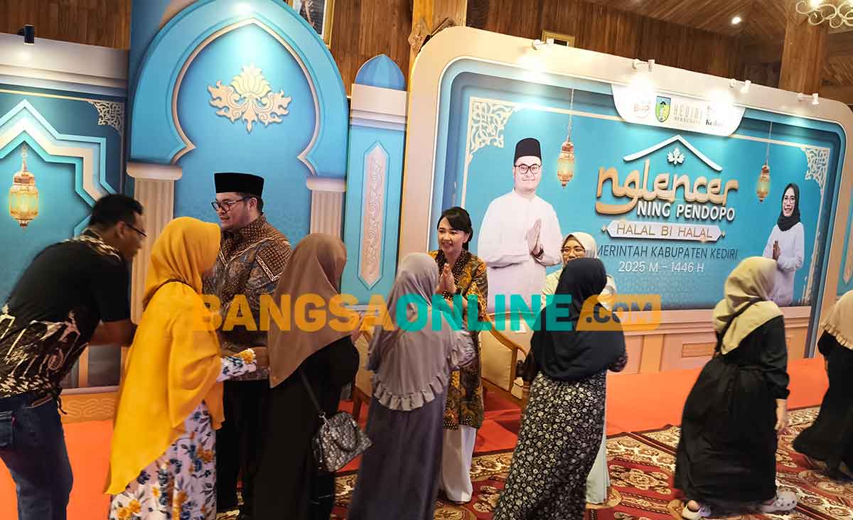 Bupati Kediri, Hanindito Himawan Pramana, bersama istri dan wakilnya saat menyalami warga. Foto: MUJI HARJITA/BANGSAONLINE