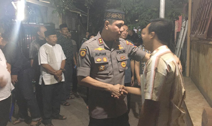Kapolres Jember AKBP Alfian Nurrizal saat melayat ke rumah duka.