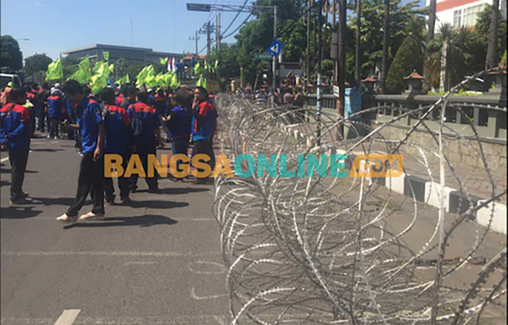 Situasi kantor DPRD Jawa Timur, Selasa (11/6/2024) siang, yang dikepung massa buruh. Mereka menolak adanya Tapera. Foto: RUSMIYANTO/ BANGSAONLINE