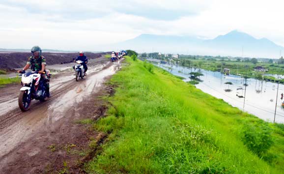 Sejumlah pengendara sepeda motor melewati tanggul lumpur Lapindo, Porong, Sidoarjo, Jawa Timur.